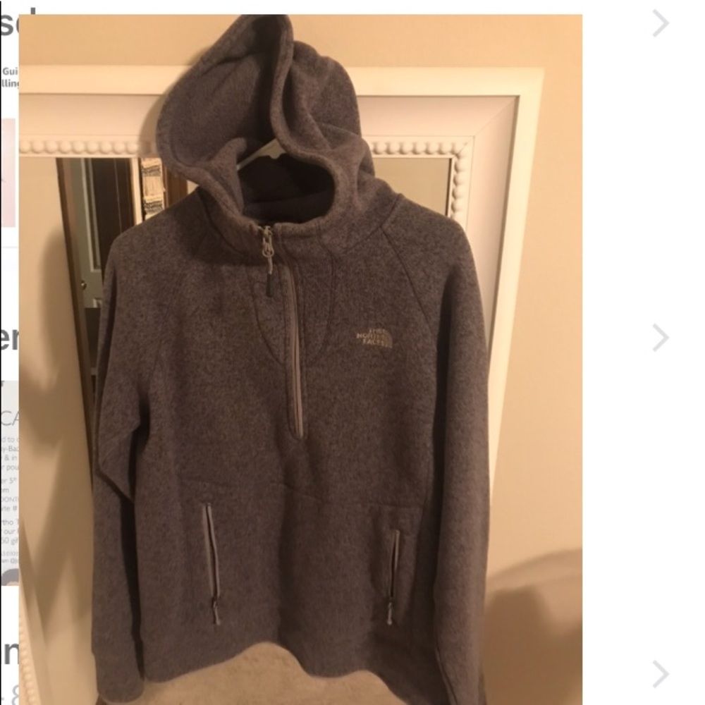 Woman’s The North Face pull over.